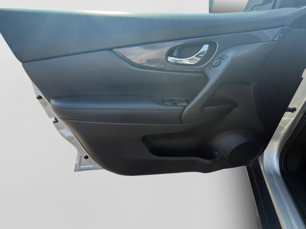 Used 2018 Nissan Rogue SV AWD/4WD image 14