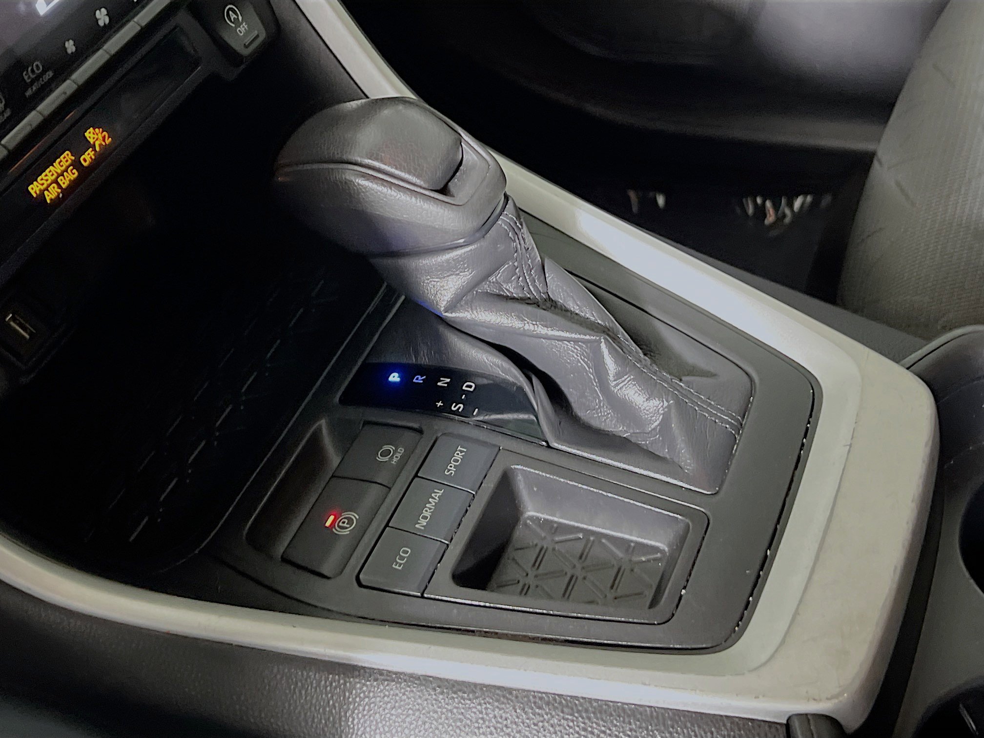 Used 2020 Toyota RAV4 XLE w/ Convenience Package image 24