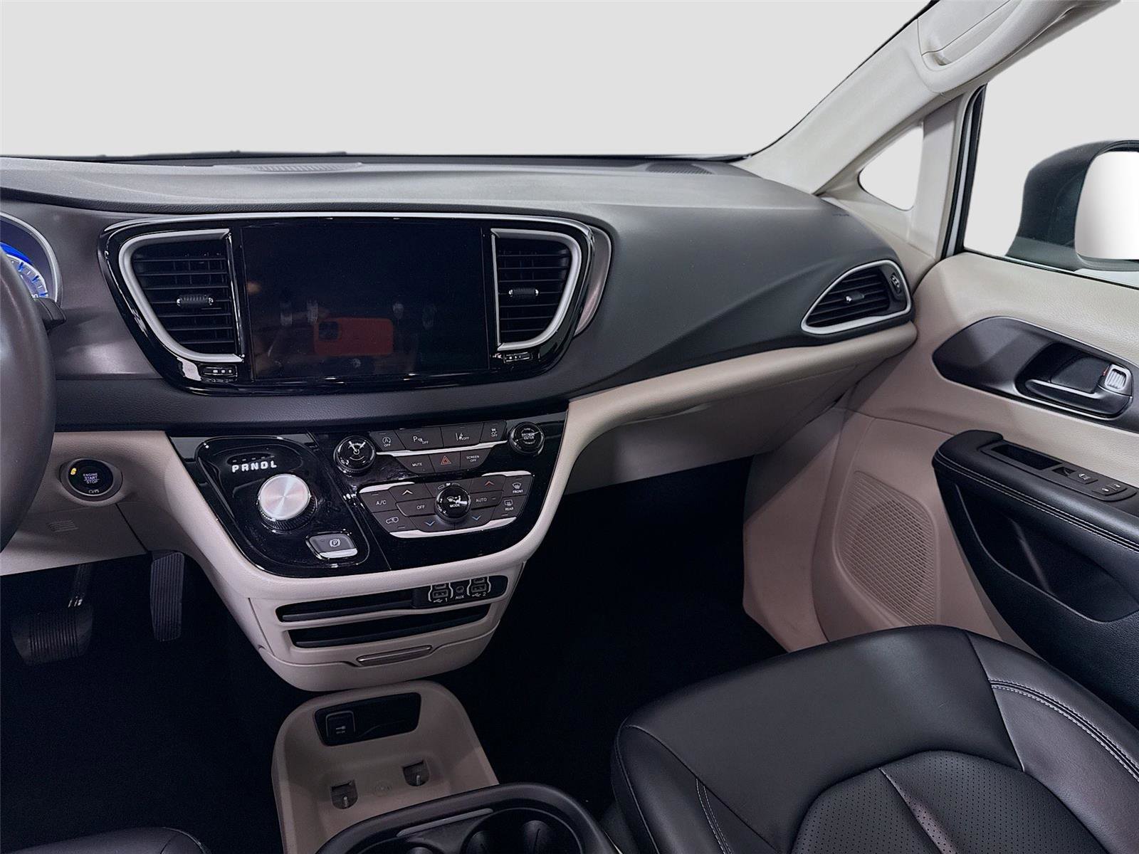 Used 2023 Chrysler Pacifica Touring-L image 15