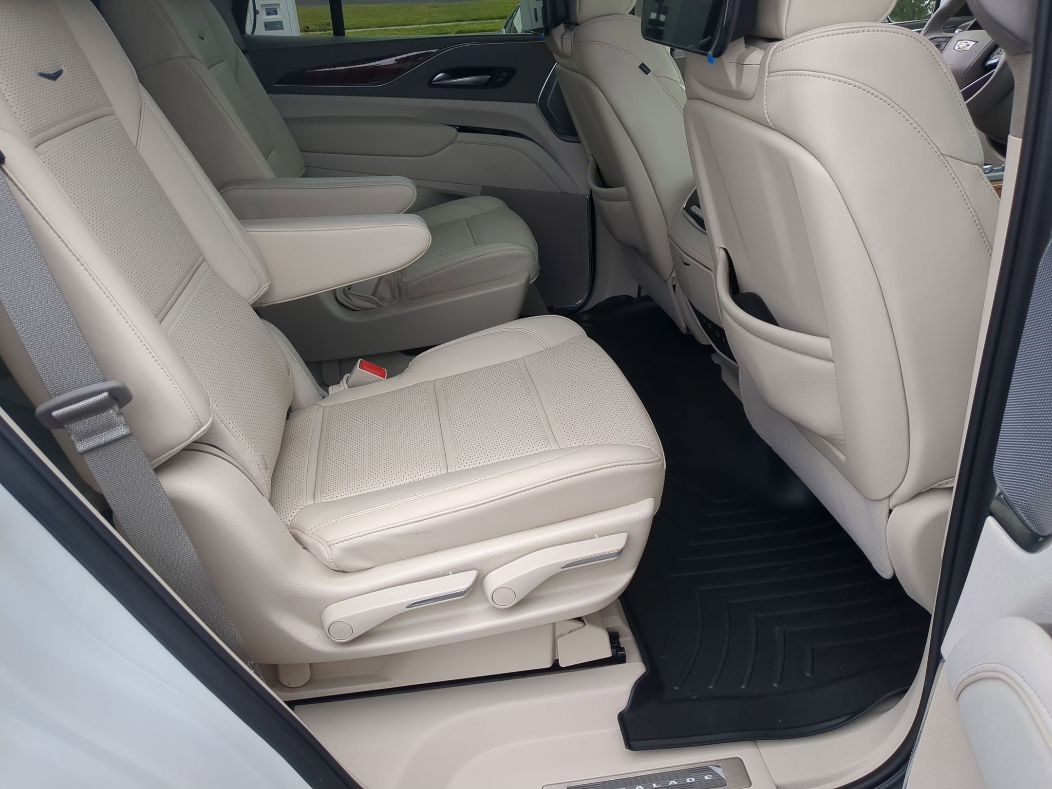 Certified 2024 Cadillac Escalade Premium Luxury Platinum AWD/4WD image 26