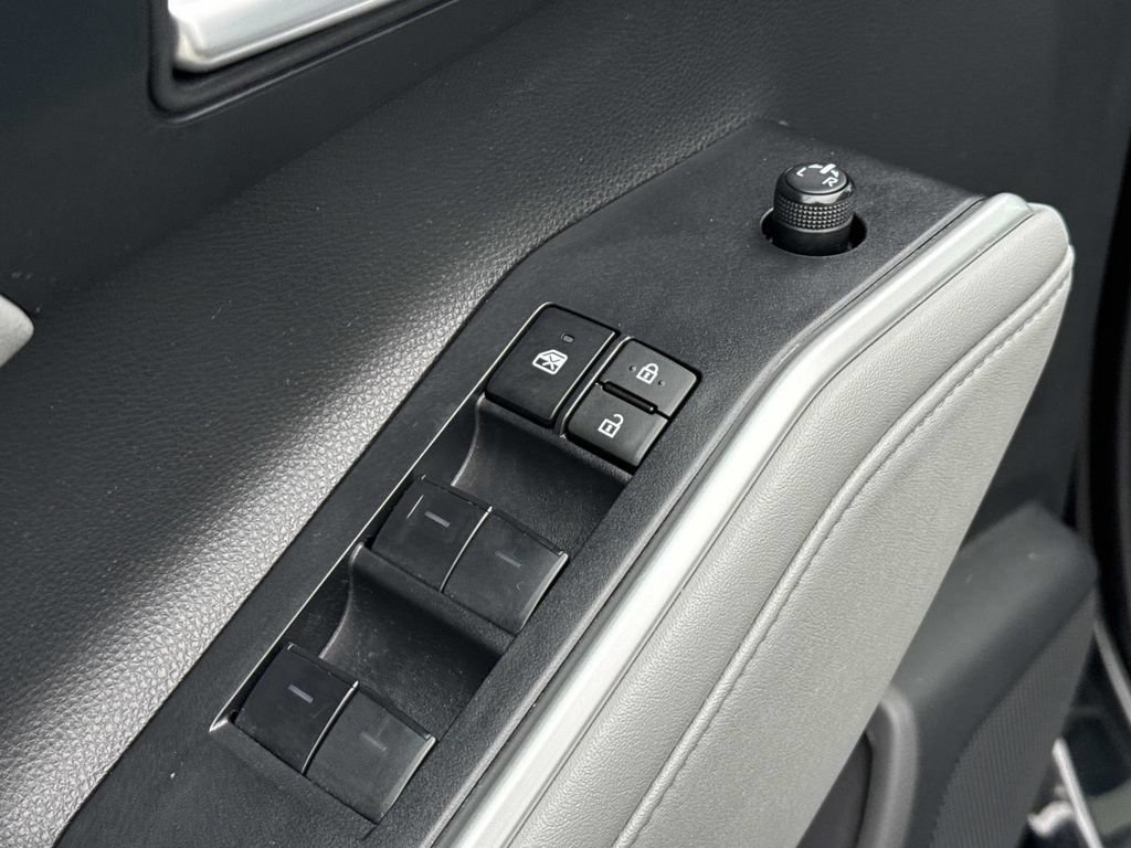 Used 2023 Toyota Highlander XLE FWD image 17