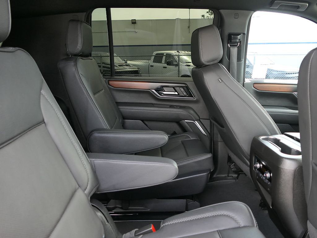 Used 2025 GMC Yukon XL Denali RWD image 21