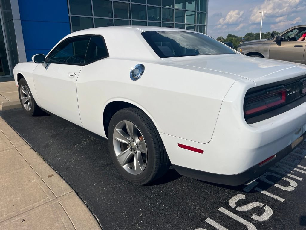 Used 2016 Dodge Challenger SXT w/ Driver Convenience Group RWD image 4