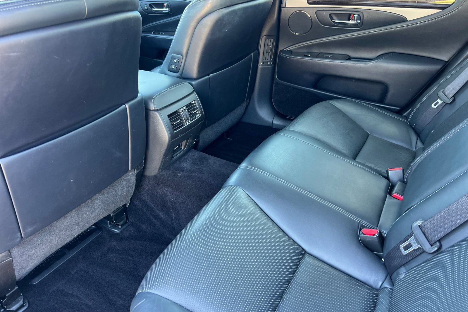 Used 2016 Lexus LS 460 w/ Comfort Package RWD image 4