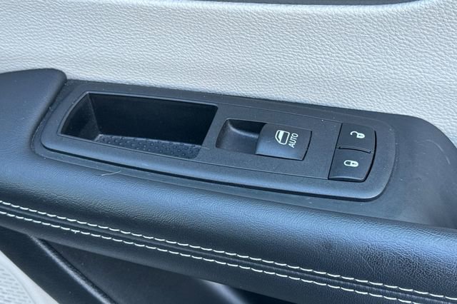 Used 2023 Chrysler Pacifica Touring-L image 23