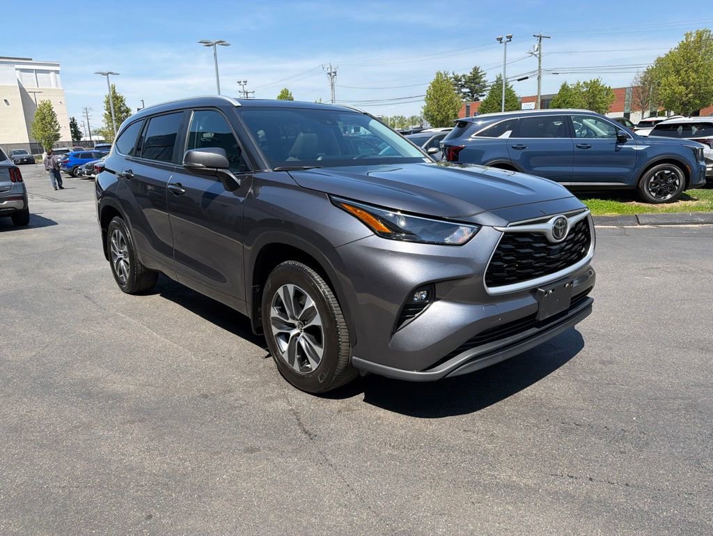 Used 2023 Toyota Highlander XLE AWD/4WD image 5
