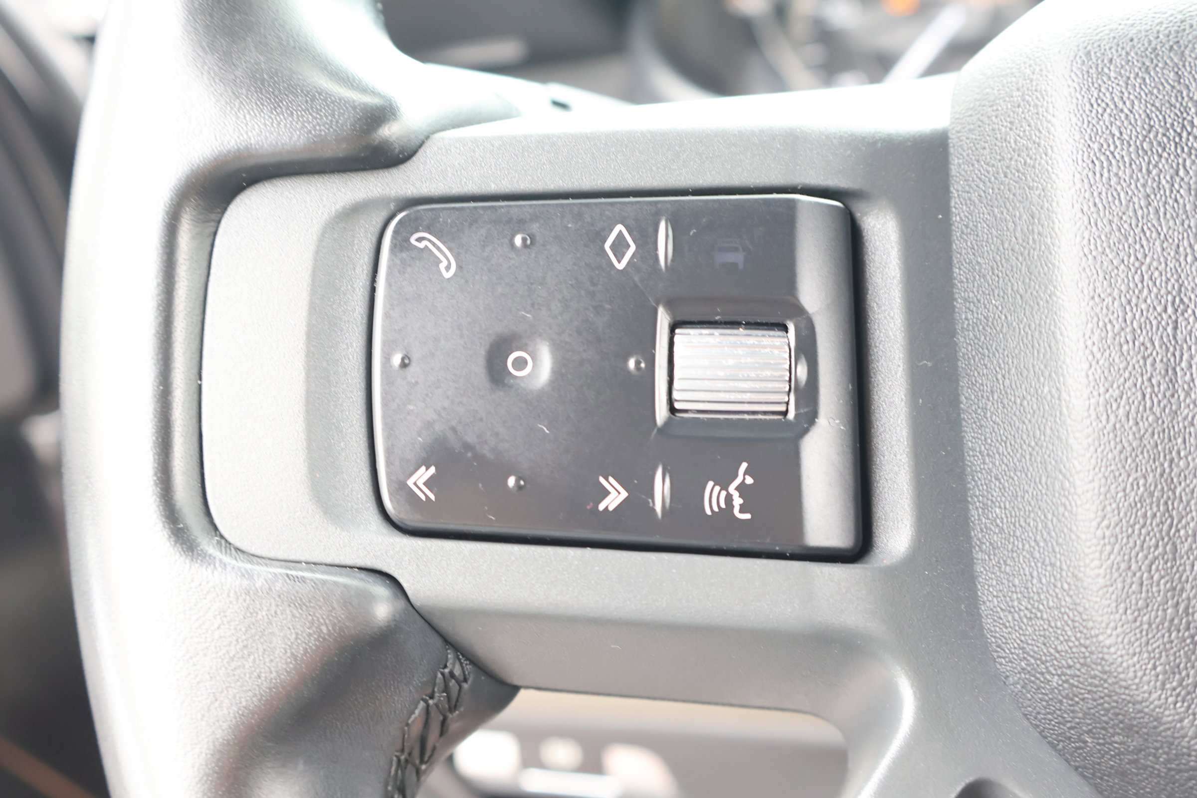 Used 2023 Land Rover Defender 110 X-Dynamic SE image 24