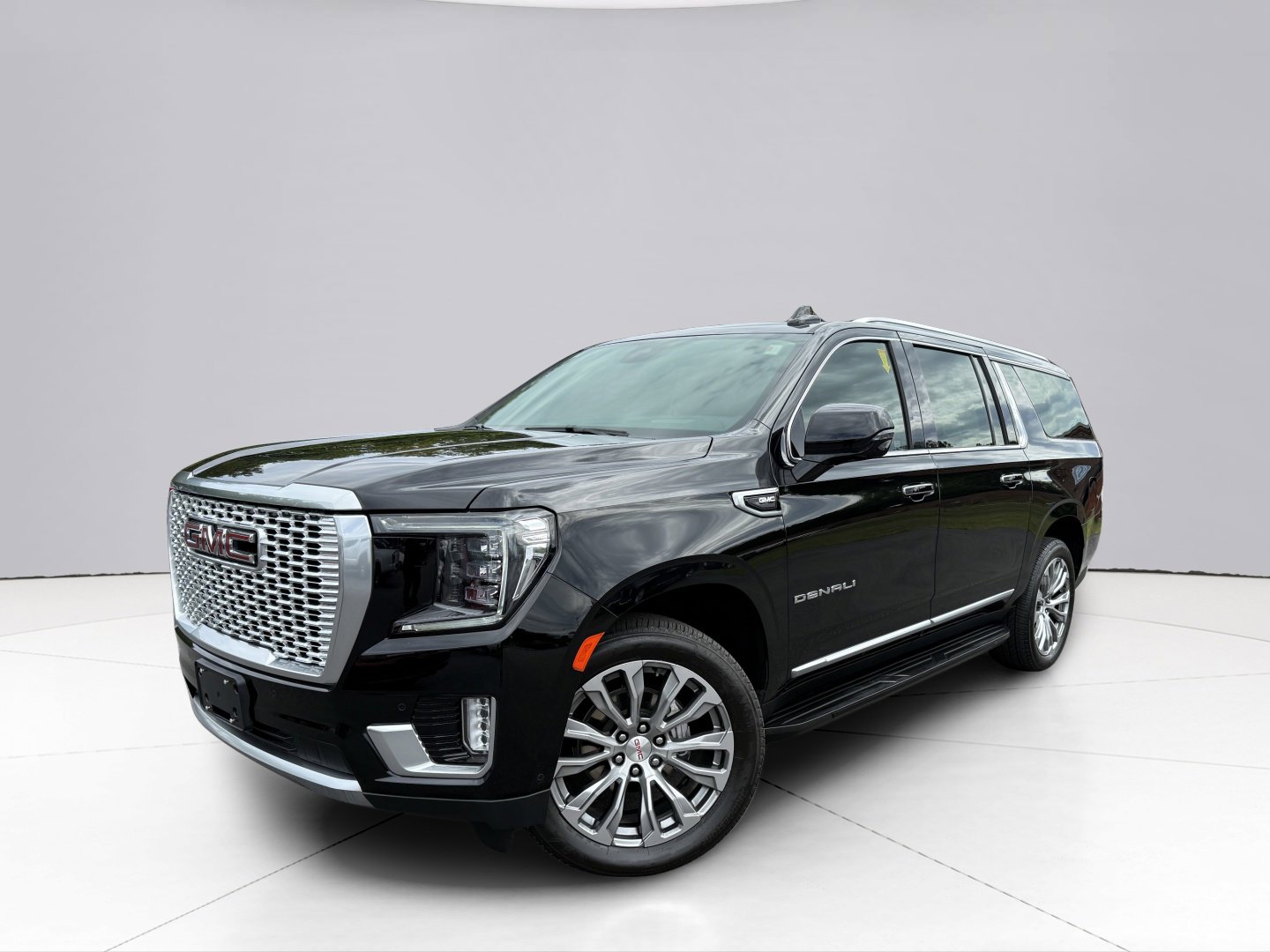 Used 2024 GMC Yukon XL Denali w/ Advanced Technology Package image 1