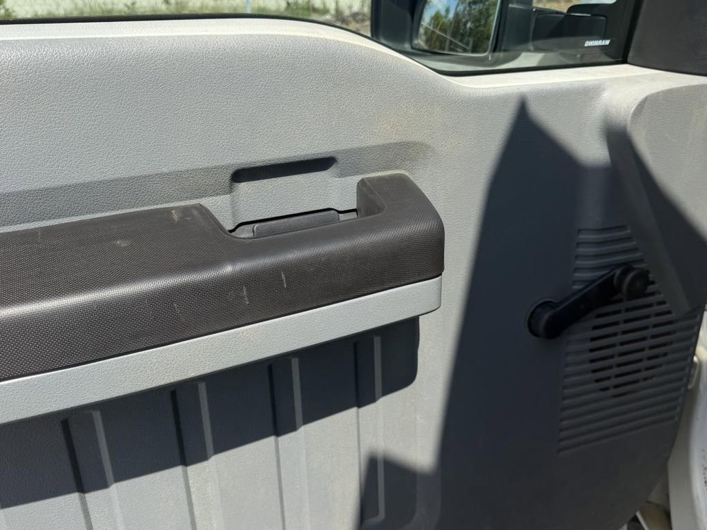 Used 2016 Ford F550 2WD Regular Cab Super Duty image 9