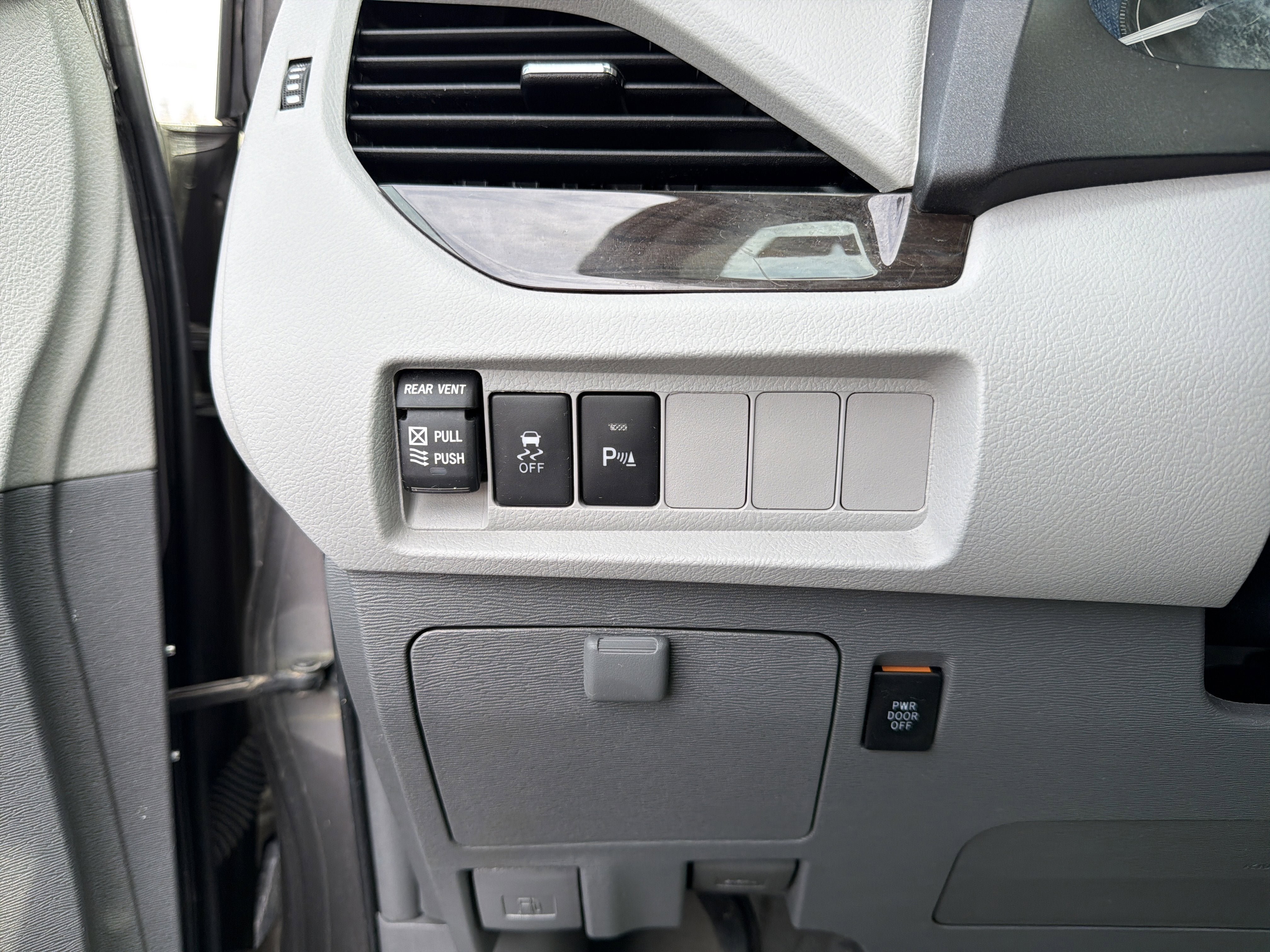Certified 2019 Toyota Sienna XLE Premium AWD/4WD image 17