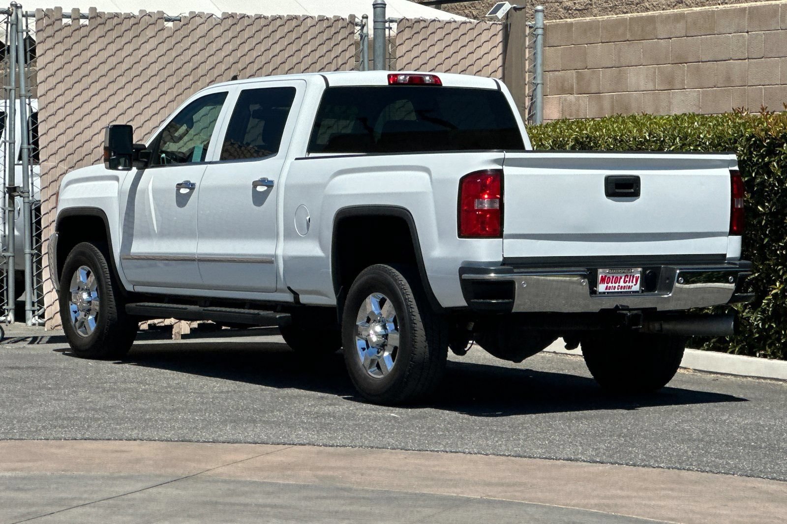 Used 2016 GMC Sierra 2500 SLT w/ Duramax Plus Package RWD image 6