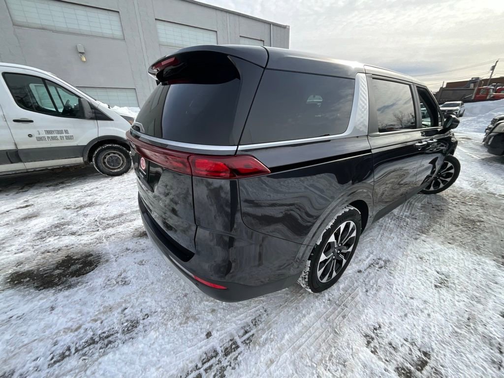 Used 2024 Kia Carnival EX image 8