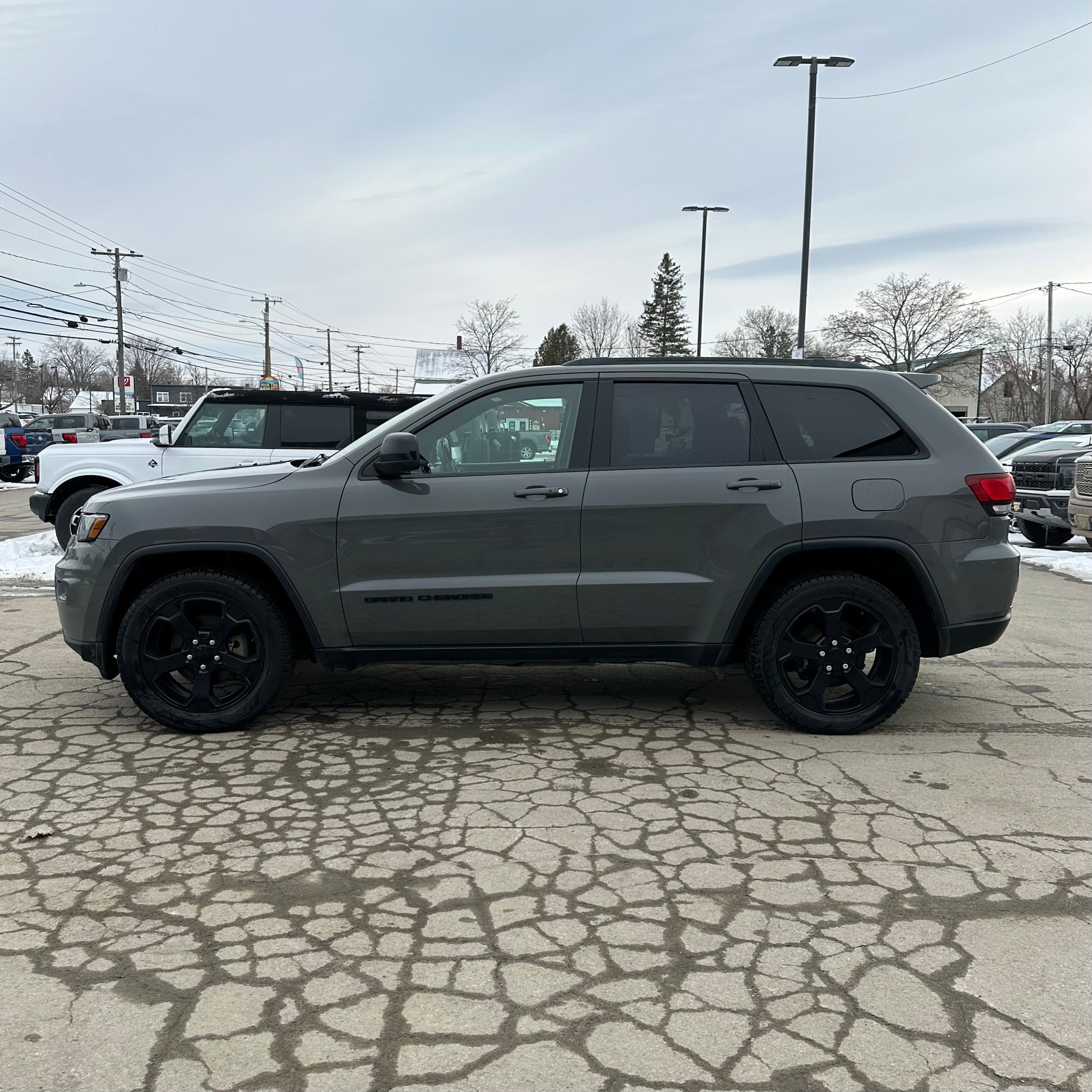 Used 2019 Jeep Grand Cherokee Laredo AWD/4WD image 6