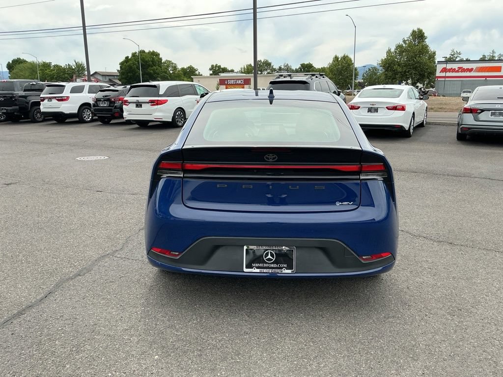 Used 2025 Toyota Prius LE FWD image 8