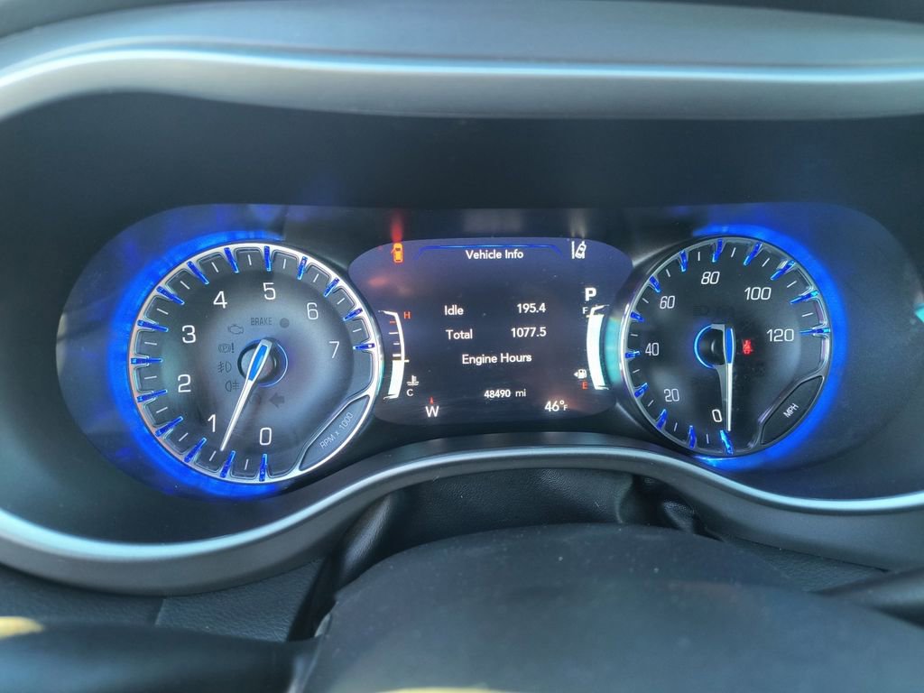 Used 2025 Chrysler Pacifica Select image 14