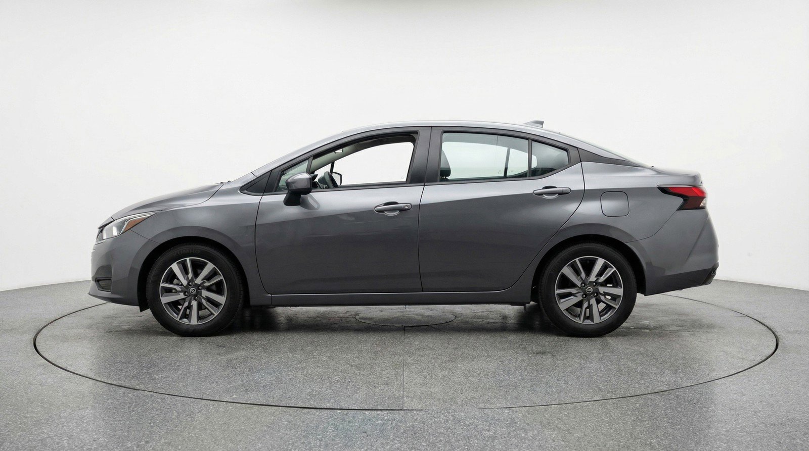 Used 2025 Nissan Versa SV image 5