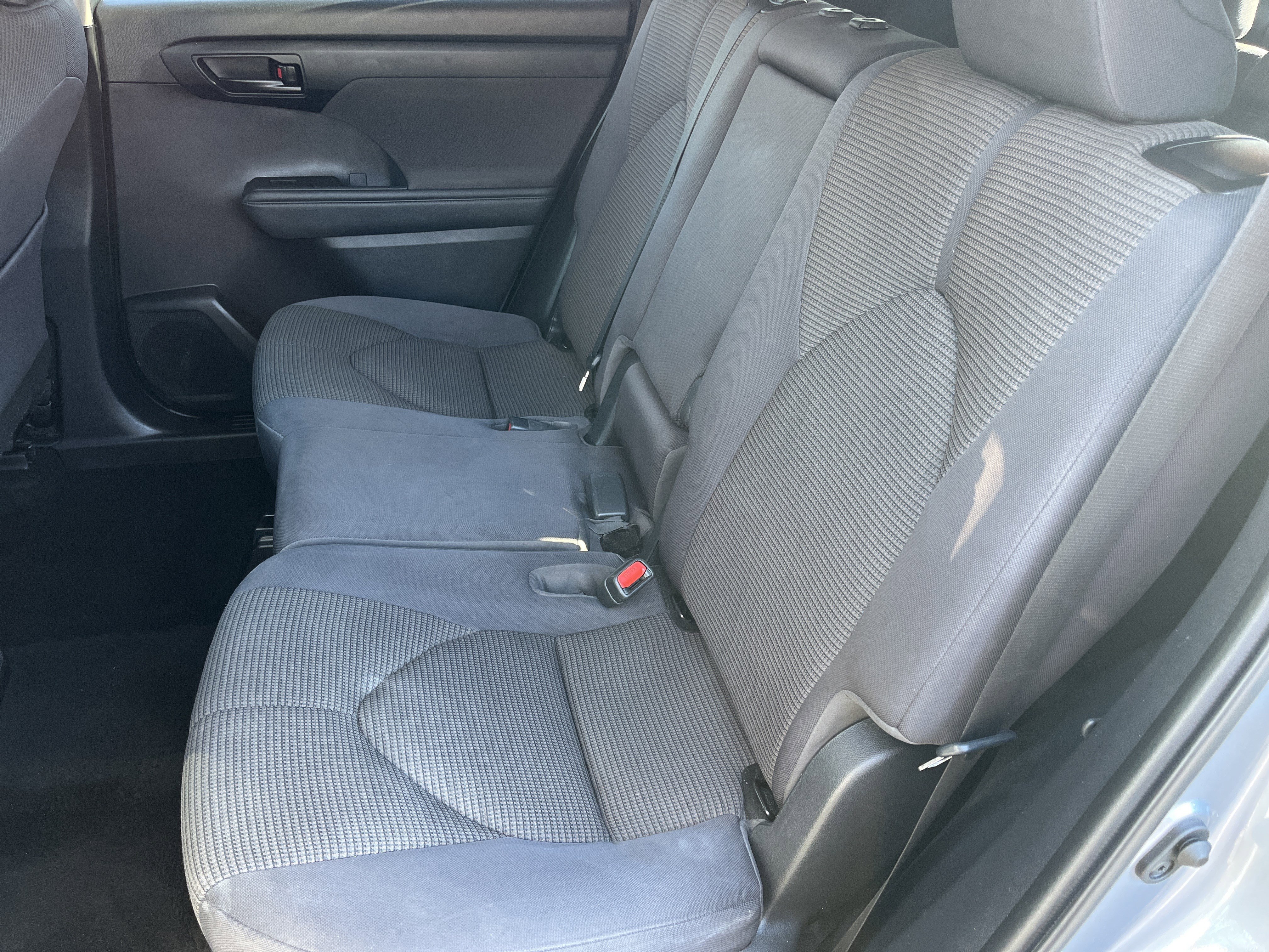 Used 2022 Toyota Highlander LE image 17