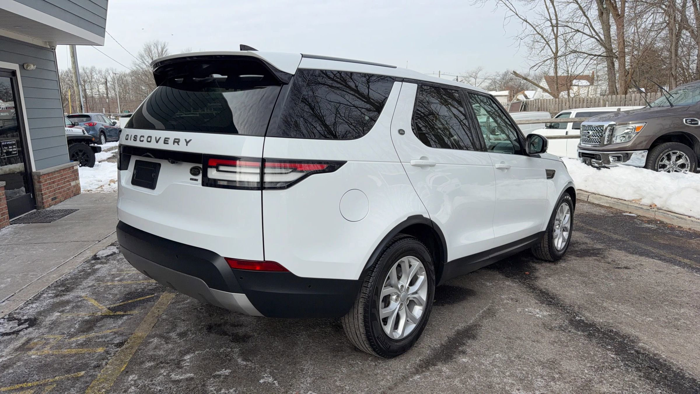 Used 2017 Land Rover Discovery SE image 5