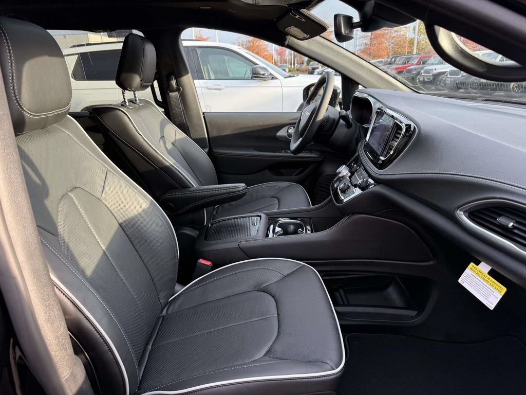 New 2026 Chrysler Pacifica Limited w/ Uconnect Theater Family Group AWD/4WD image 18