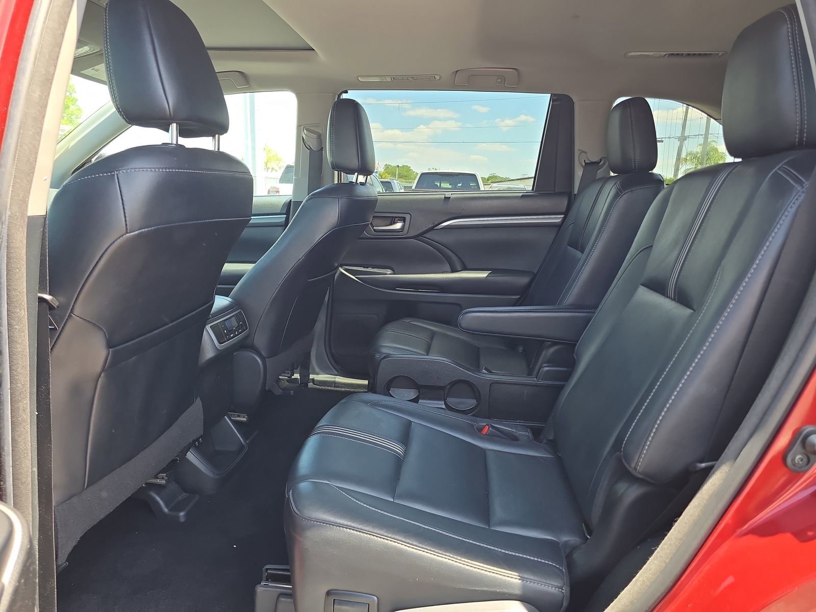 Used 2018 Toyota Highlander SE FWD image 13