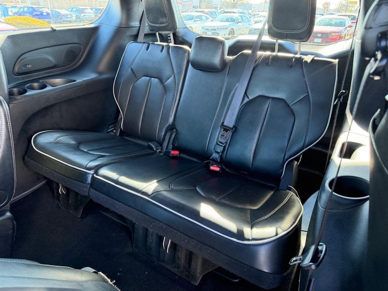 Used 2025 Chrysler Pacifica Limited FWD image 9