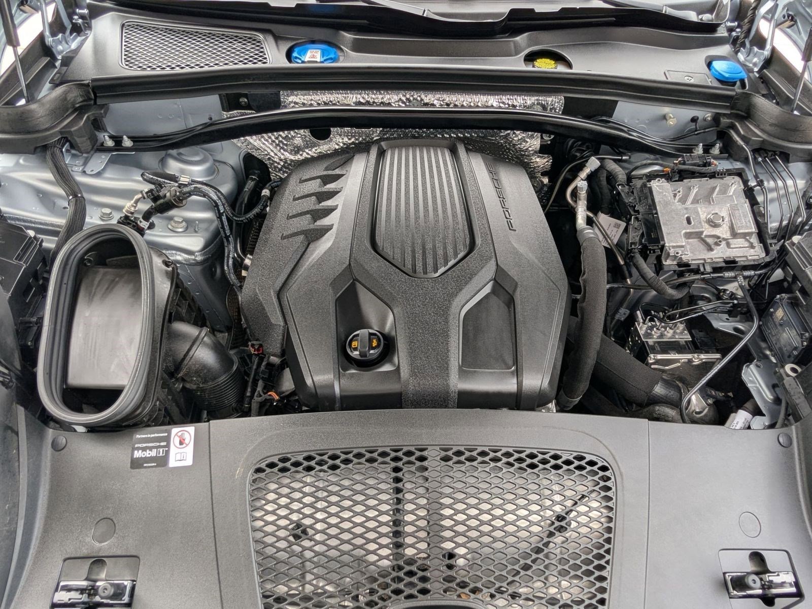Certified 2026 Porsche Macan AWD/4WD image 27