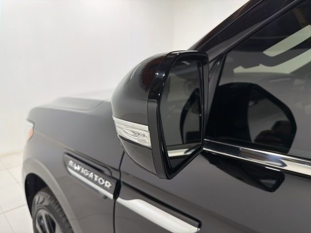 Used 2022 Lincoln Navigator Reserve AWD/4WD image 9