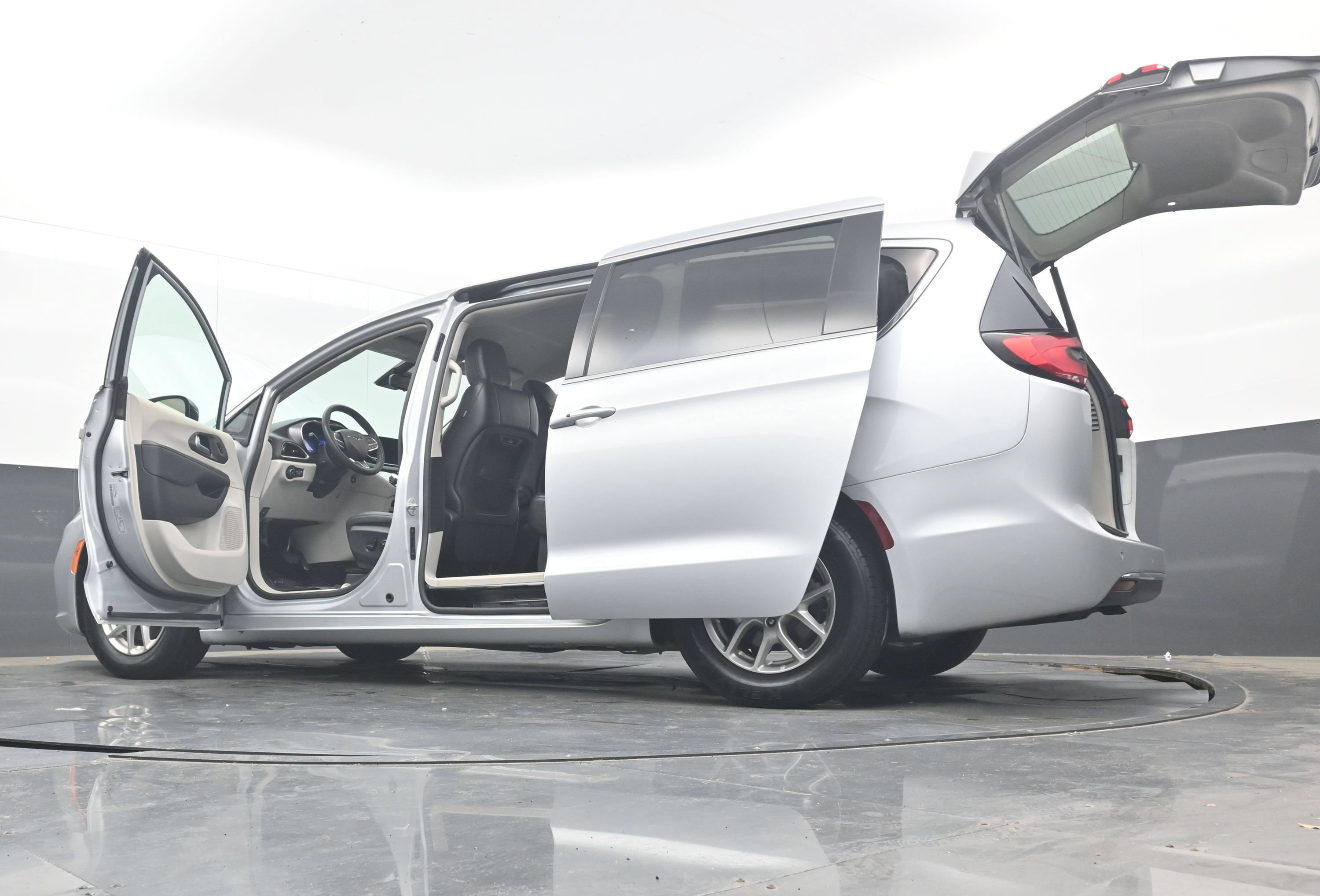 Used 2024 Chrysler Pacifica Touring-L FWD image 40