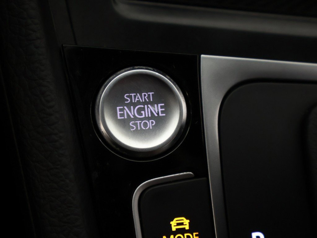 Used 2018 Volkswagen Golf R 4-Door image 41