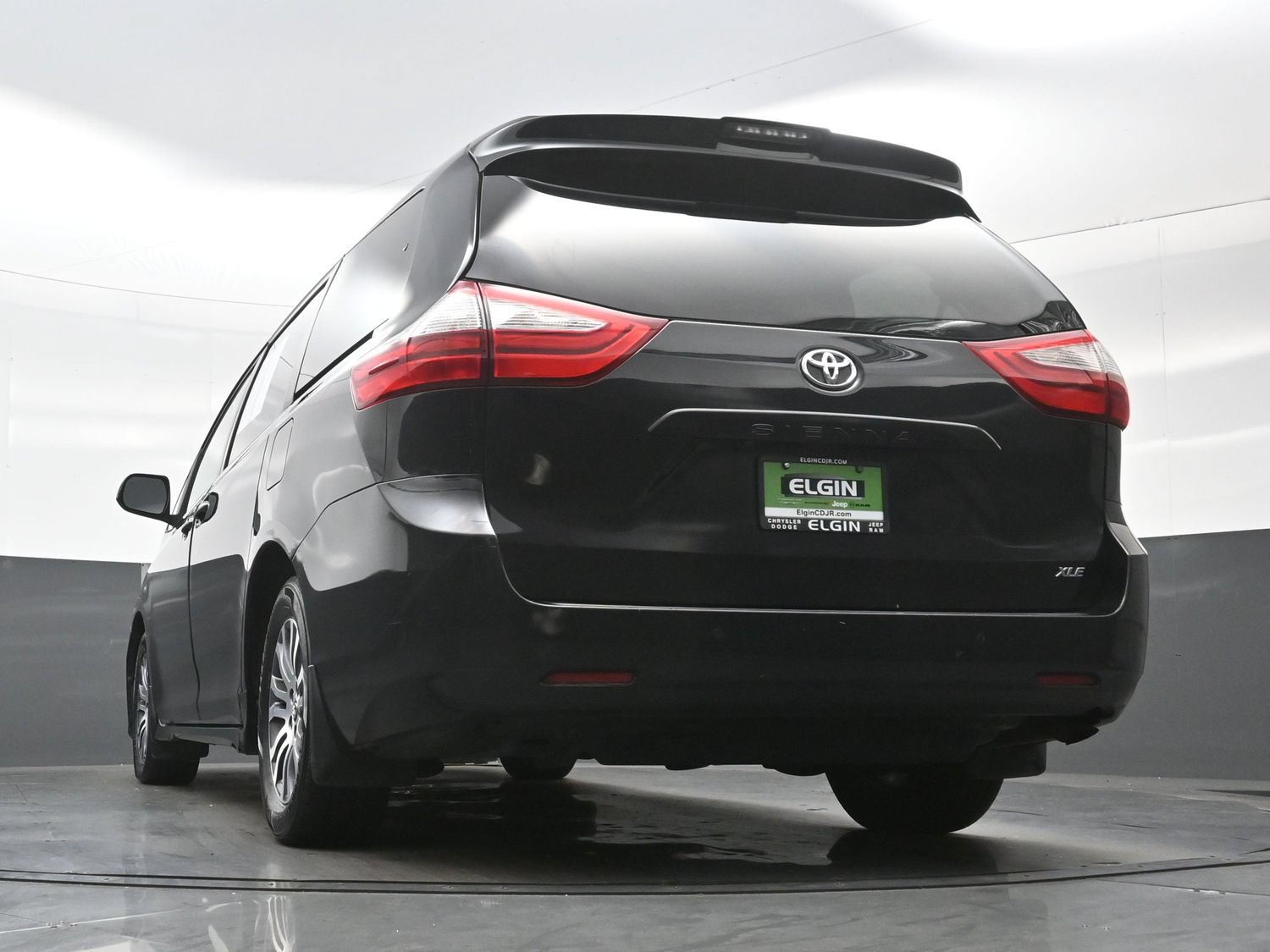 Used 2018 Toyota Sienna XLE Premium w/ Carpet Mat Package FWD image 33