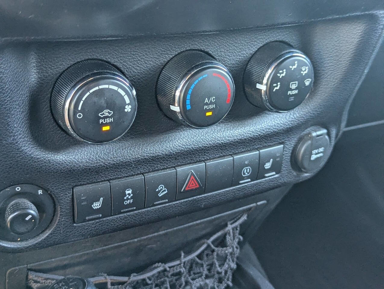 Used 2016 Jeep Wrangler Unlimited Sahara w/ Connectivity Group image 33