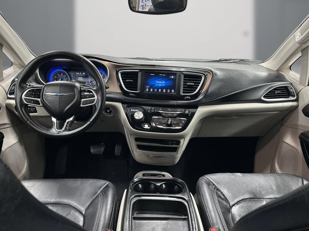 Used 2018 Chrysler Pacifica Touring-L FWD image 18