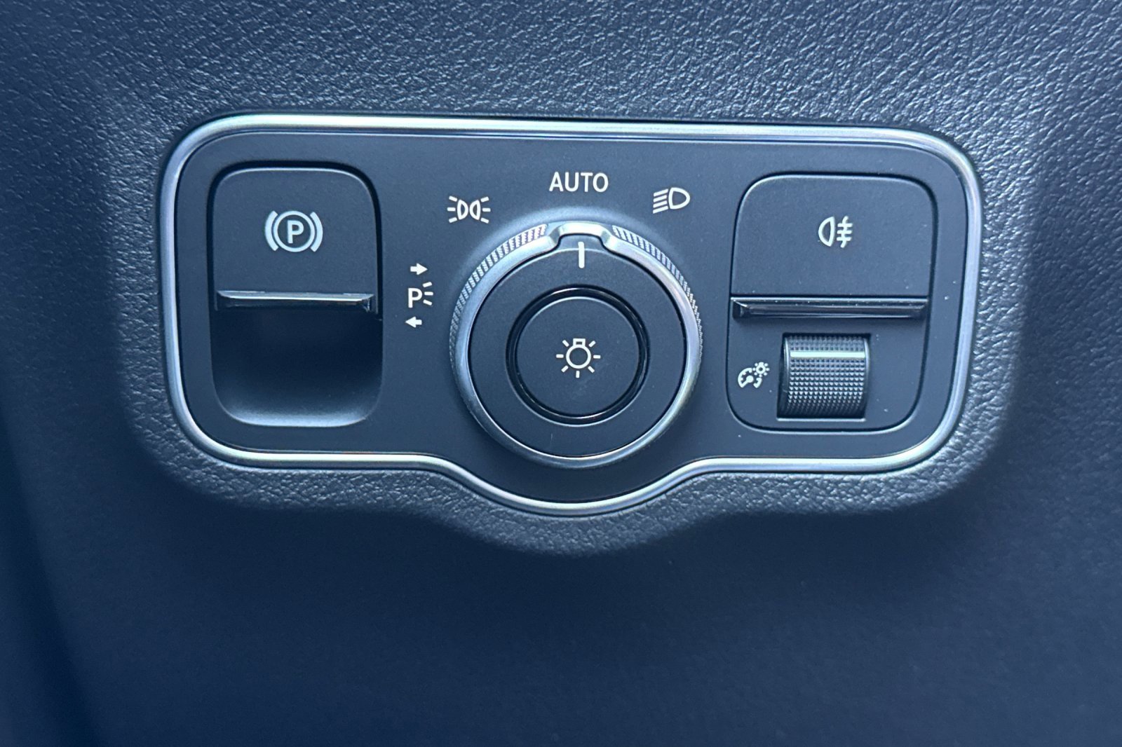 Used 2024 Mercedes-Benz EQB 300 4MATIC image 33