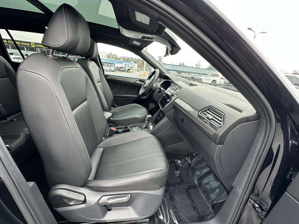 Used 2023 Volkswagen Tiguan SE R-Line image 26