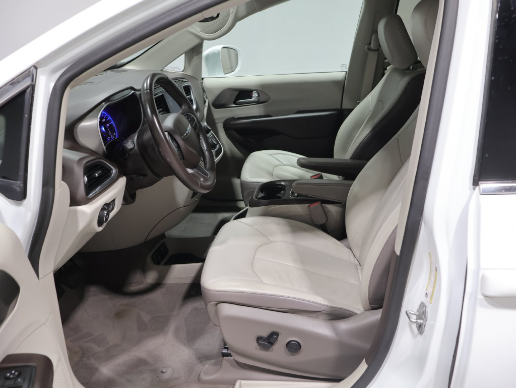 Used 2018 Chrysler Pacifica Touring-L Plus FWD image 9