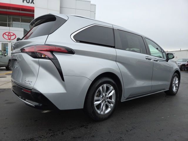 Used 2021 Toyota Sienna Limited image 8