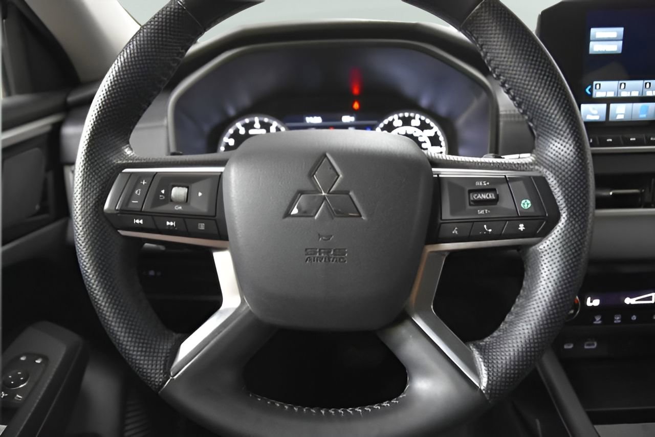 Used 2024 Mitsubishi Outlander SE image 18
