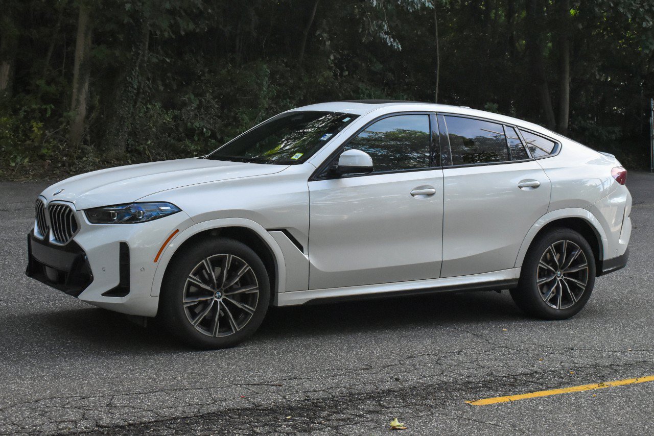 Used 2025 BMW X6 xDrive40i w/ Climate Comfort Package AWD/4WD image 2