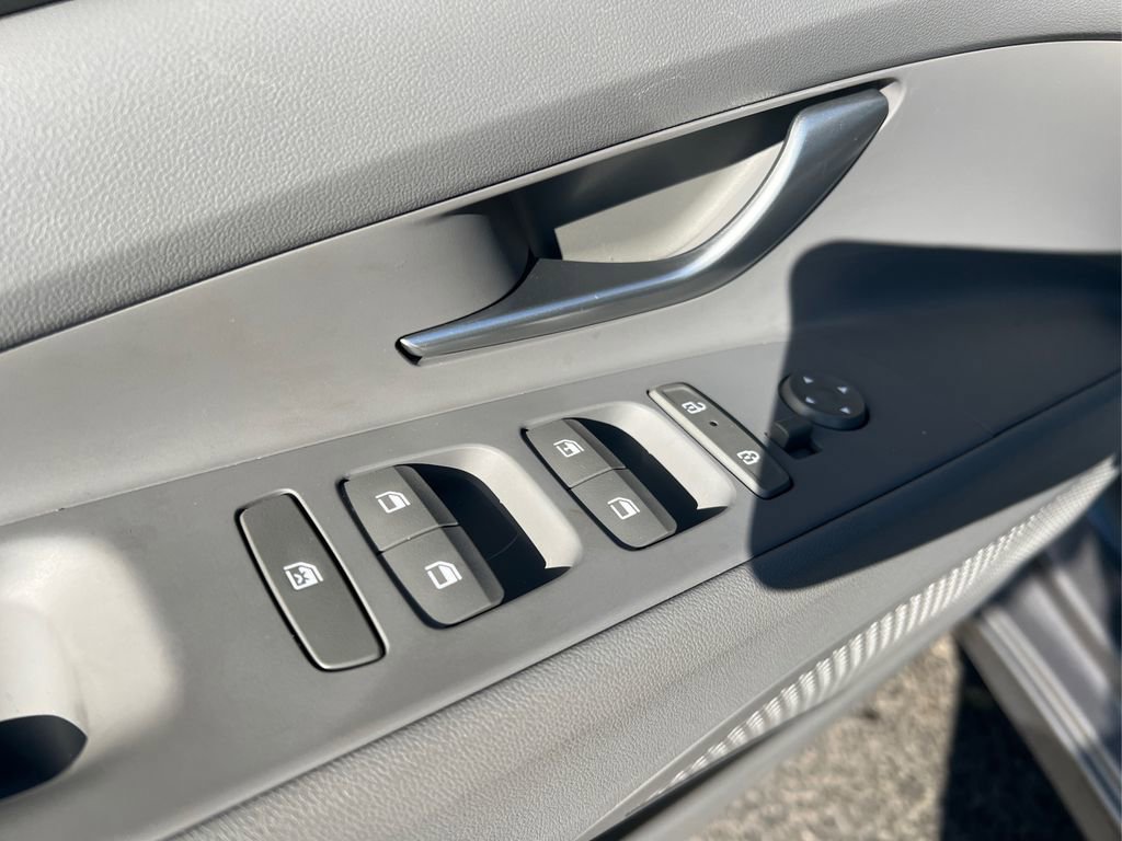 Certified 2025 Hyundai Elantra SE image 18