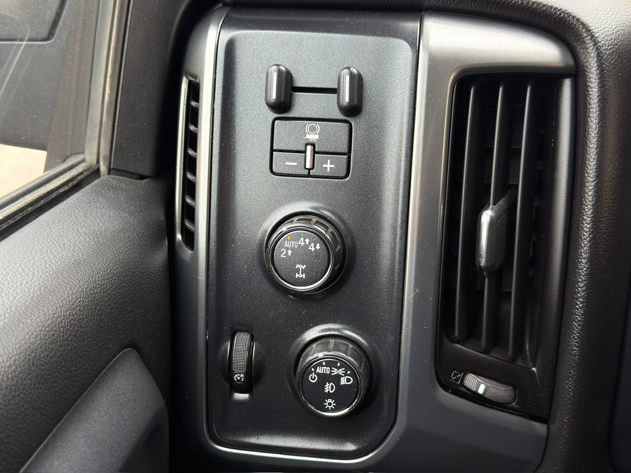 Used 2017 Chevrolet Silverado 1500 LT w/ All Star Edition AWD/4WD image 33