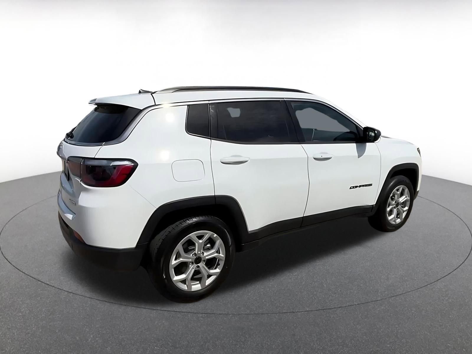Used 2025 Jeep Compass Latitude AWD/4WD image 14