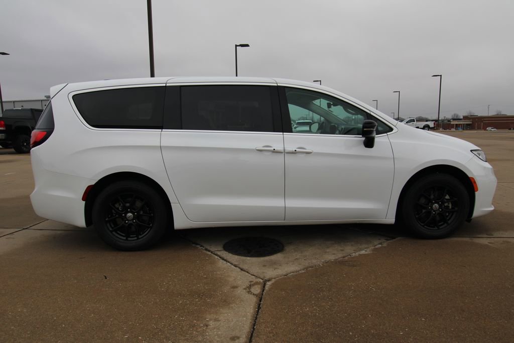 Used 2024 Chrysler Pacifica Touring-L image 4