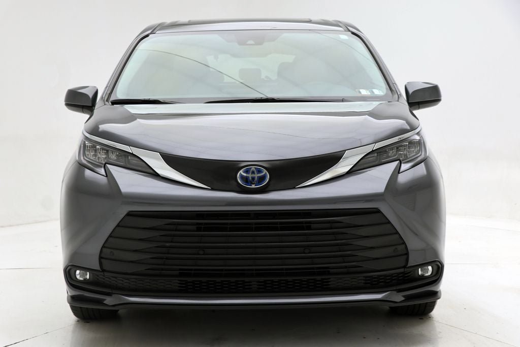 Used 2025 Toyota Sienna XLE FWD image 4