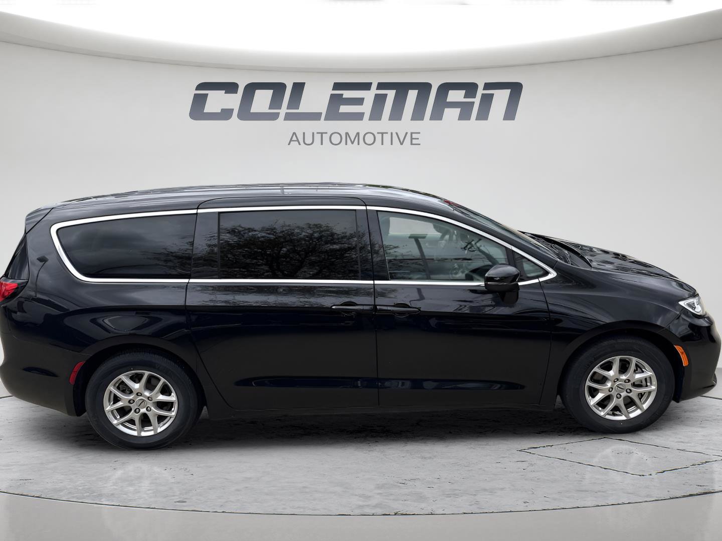 Used 2023 Chrysler Pacifica Touring-L FWD image 33