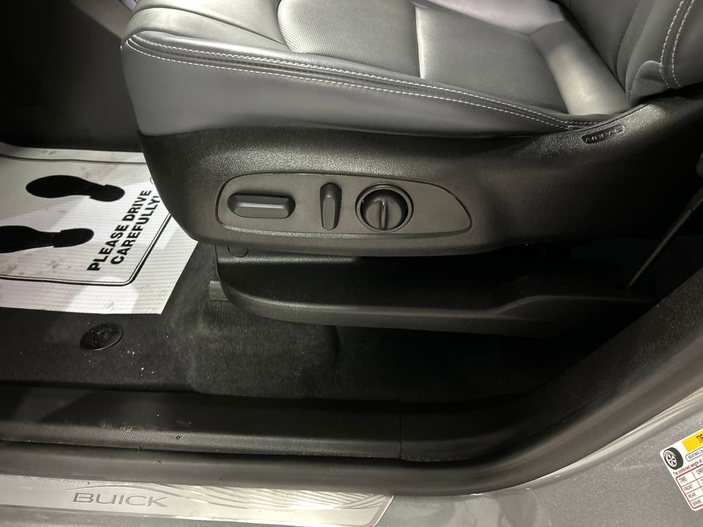 Used 2023 Buick Enclave Essence image 13