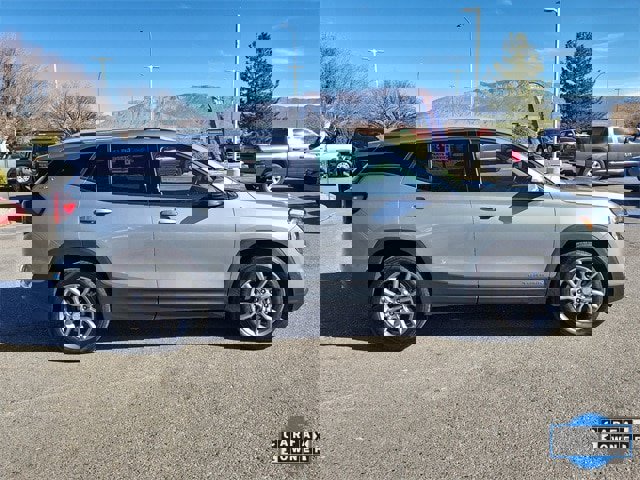 Used 2024 GMC Terrain SLT image 3