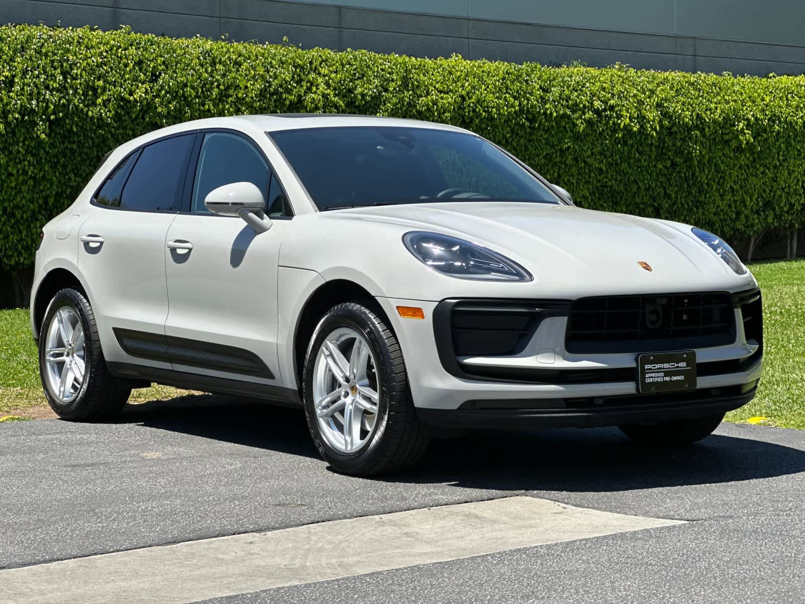 Certified 2025 Porsche Macan AWD/4WD image 10