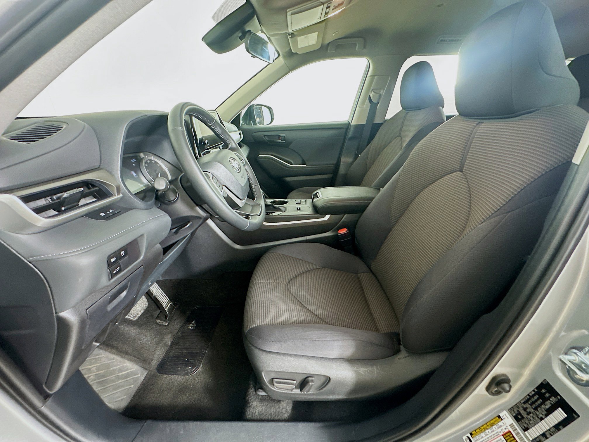 Used 2025 Toyota Highlander LE FWD image 13