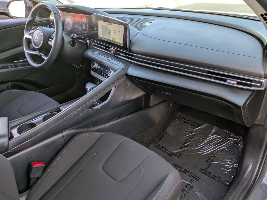 Used 2025 Hyundai Elantra SEL image 29