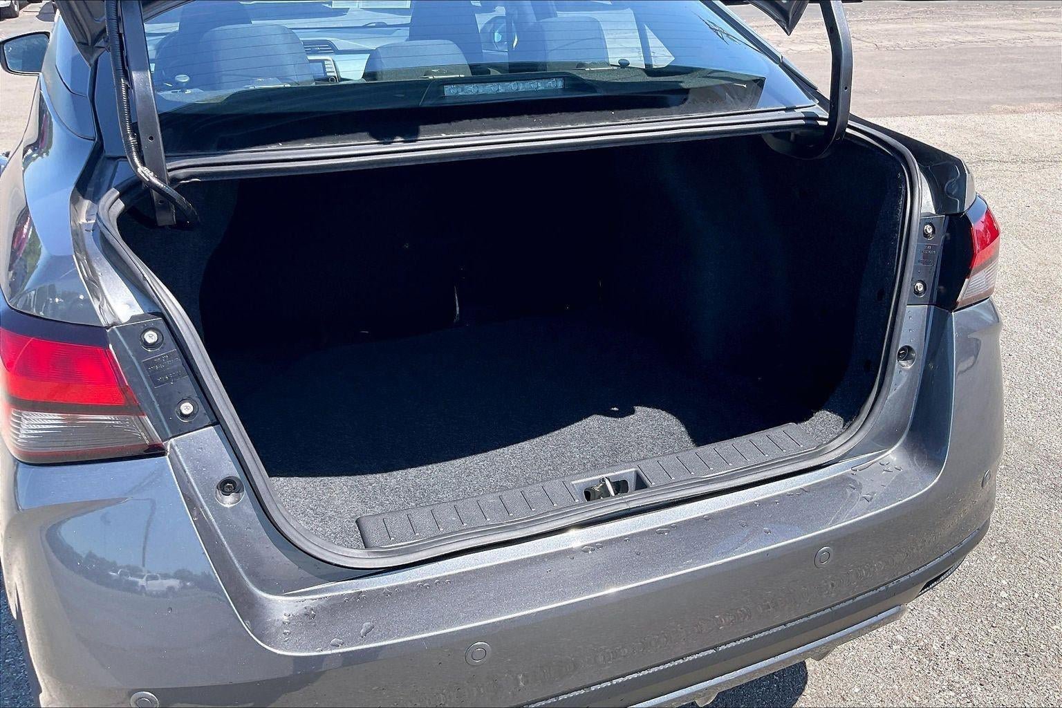 Used 2025 Nissan Versa SV FWD image 4